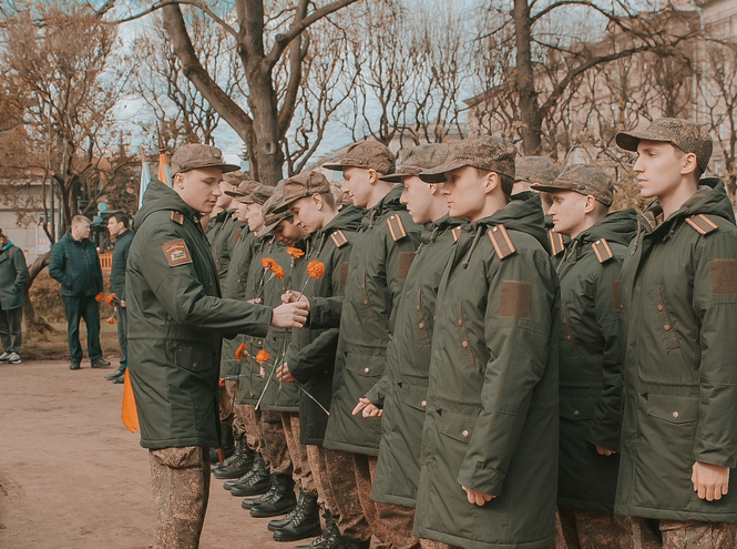 СПбГУТ возложил цветы к памятнику Александру Попову