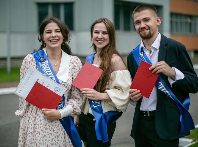 Виват, выпускники! В СПбГУТ состоялись церемонии вручения дипломов